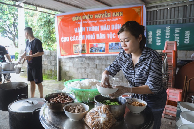 Những bát bún yêu thương đến với những đứa trẻ vùng cao - Ảnh 10.