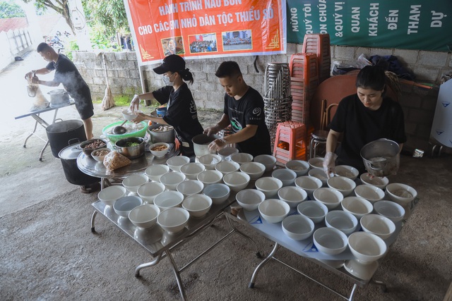 Những bát bún yêu thương đến với những đứa trẻ vùng cao - Ảnh 1.