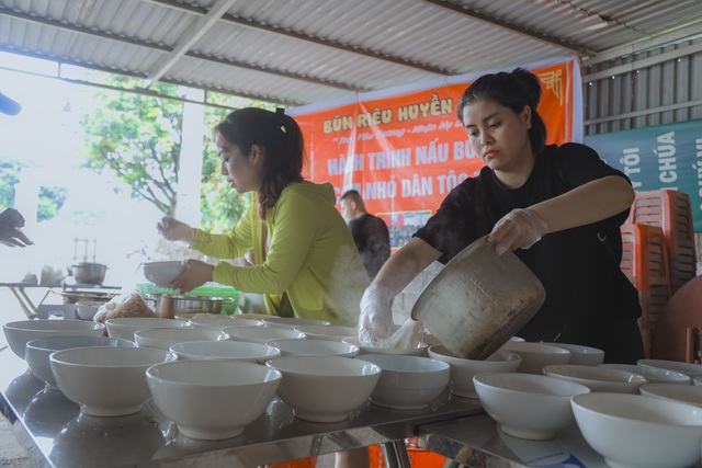 Những bát bún yêu thương đến với những đứa trẻ vùng cao - Ảnh 2.