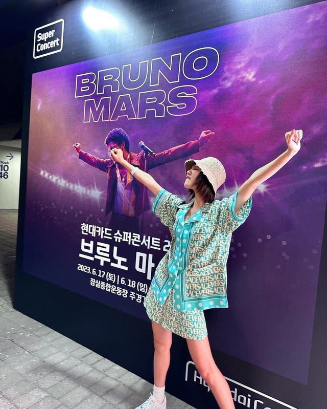 Concert Bruno Mars quy tụ dàn sao đỉnh hơn lễ trao giải: V - Jennie lại được bắt gặp, Sooyoung tay trong tay Jung Kyungho  - Ảnh 6.