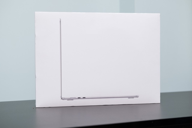 Mở hộp MacBook Air 15 inch tại Việt Nam: Mỏng chỉ 11mm, pin 18 giờ, giá cao - Ảnh 1.