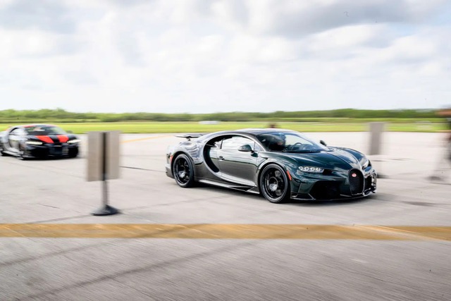Bugatti tổ chức sự kiện đặc biệt cho khách, cho phép họ mang xe chạy 400 km/h mà không lo hậu quả - Ảnh 1.
