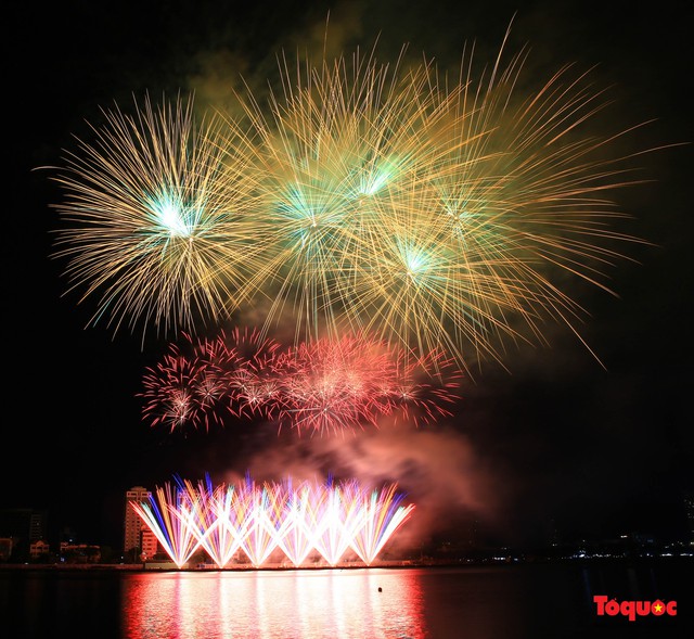Khai mạc Lễ hội pháo hoa quốc tế Đà Nẵng 2023: Đại tiệc âm thanh và sắc màu bên sông Hàn  - Ảnh 3.