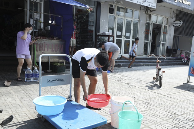 Người dân xách can, thùng nhựa,… đội nắng dưới tiết trời gần 40 độ C để lấy nước sử dụng  - Ảnh 4.