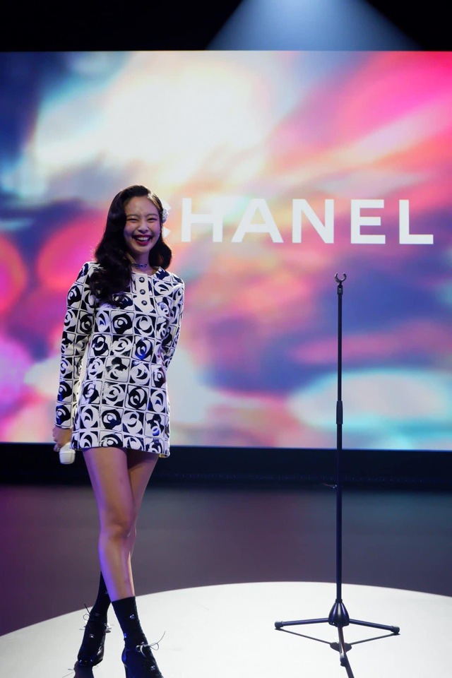 Hai lần Jennie diễn tại show Chanel: Tinh thần cổ điển đúng nghĩa, giọng hát thật gây xôn xao vì một điểm - Ảnh 4.