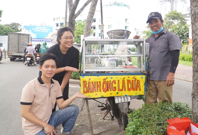 Đôi bạn trẻ ở Sài Gòn đi vẽ nụ cười cho những gánh hàng rong - Ảnh 5.