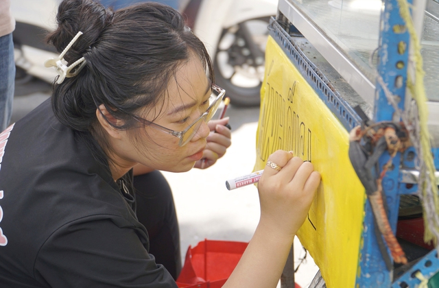 Đôi bạn trẻ ở Sài Gòn đi vẽ nụ cười cho những gánh hàng rong - Ảnh 3.