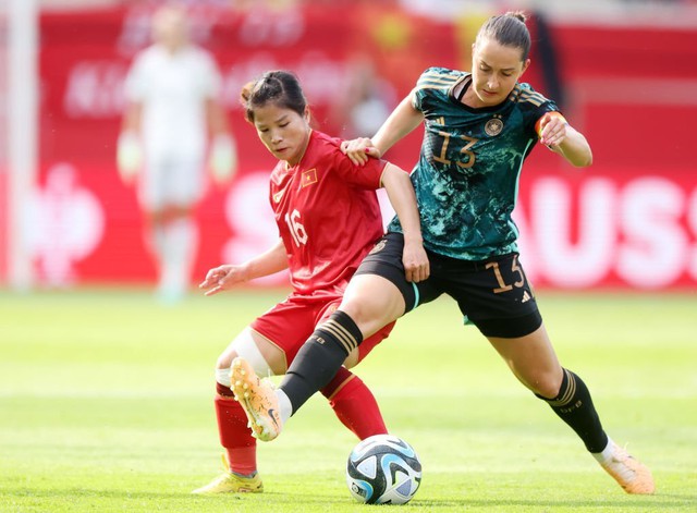Nữ cầu thủ Việt Nam dứt điểm đẳng cấp khiến khán giả Đức đồng loạt vỗ tay - Ảnh 1.