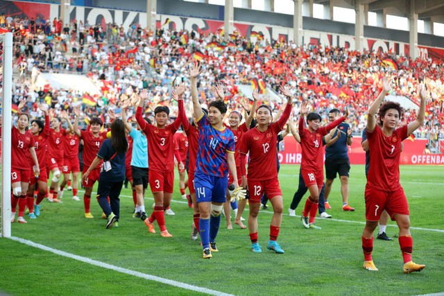 Nữ cầu thủ Việt Nam dứt điểm đẳng cấp khiến khán giả Đức đồng loạt vỗ tay - Ảnh 5.