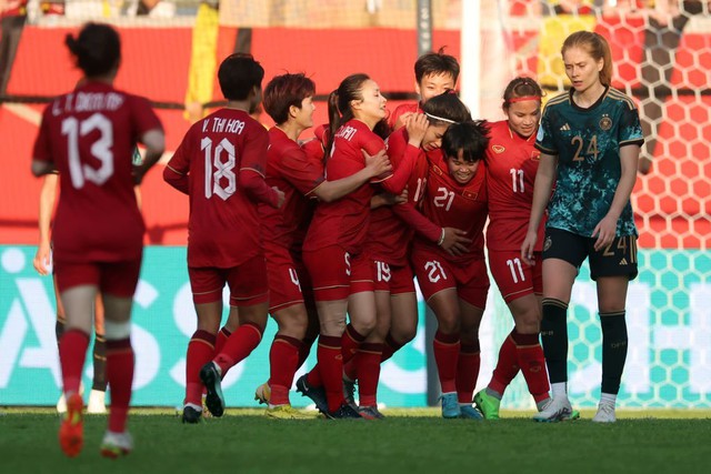 Nữ cầu thủ Việt Nam dứt điểm đẳng cấp khiến khán giả Đức đồng loạt vỗ tay - Ảnh 4.