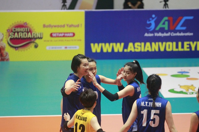 Tuyển thủ Việt Nam để lại ấn tượng bằng hành động đẹp với đối thủ sau khi vô địch giải bóng chuyền châu Á - Ảnh 4.