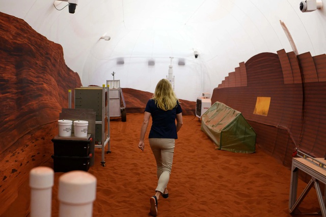 Thử nghiệm chưa từng có của NASA: Nhóm 4 người bắt đầu "sống trên sao Hỏa", gặp thách thức không tưởng - Ảnh 2.