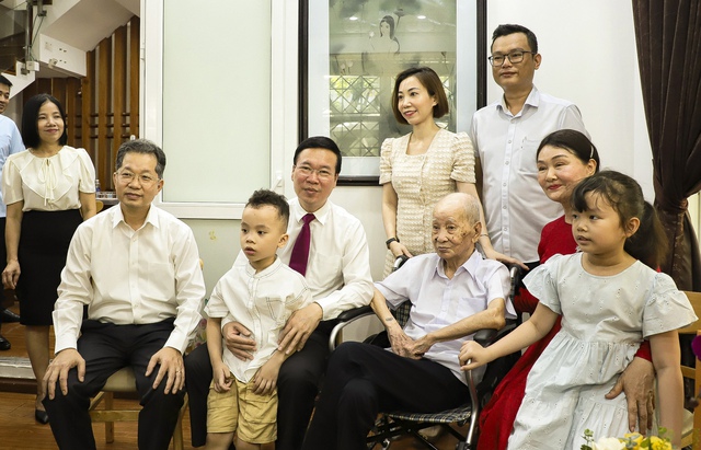 Chủ tịch nước Võ Văn Thưởng thăm gia đình văn hóa tiêu biểu của Đà Nẵng - Ảnh 1.