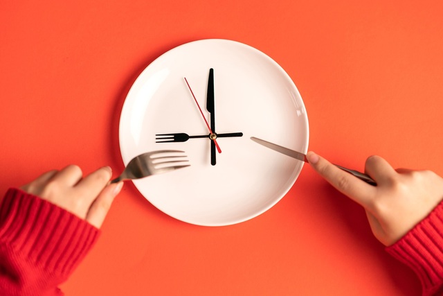 Ăn tối sớm hơn có thực sự tốt cho sức khỏe? Ghi nhớ thêm 1 nguyên tắc để hưởng lợi ích tối đa - Ảnh 1.