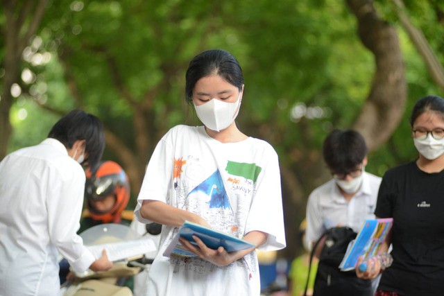 Hơn triệu thí sinh làm bài thi tổ hợp tốt nghiệp THPT 2023: Môn nào là môn &quot;gỡ&quot; điểm? - Ảnh 1.