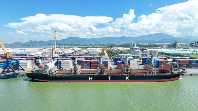 Cảng Chu Lai đón tàu lớn và nâng cao hiệu suất khai thác hàng rời  - Ảnh 1.