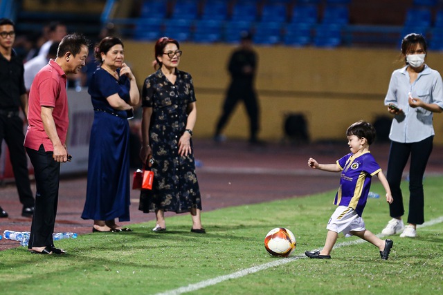 Ba thế hệ nhà bầu Hiển cùng đá bóng vui đùa sau trận Hà Nội 1-0 Nam Định - Ảnh 2.