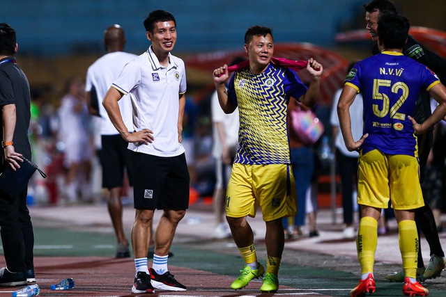 Ba thế hệ nhà bầu Hiển cùng đá bóng vui đùa sau trận Hà Nội 1-0 Nam Định - Ảnh 8.