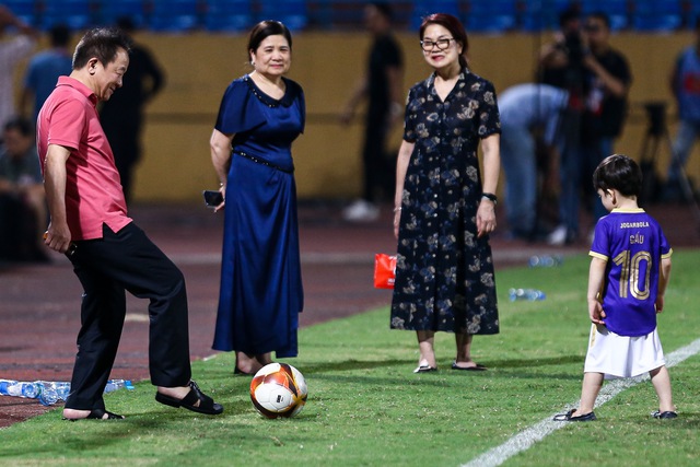 Ba thế hệ nhà bầu Hiển cùng đá bóng vui đùa sau trận Hà Nội 1-0 Nam Định - Ảnh 1.