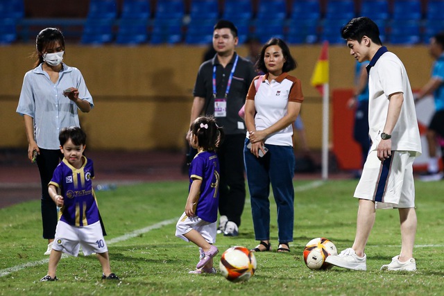 Ba thế hệ nhà bầu Hiển cùng đá bóng vui đùa sau trận Hà Nội 1-0 Nam Định - Ảnh 3.