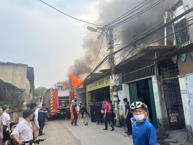 Hà Nội: Cháy lớn tại gara ô tô, nhiều xe sang bị thiêu rụi - Ảnh 3.