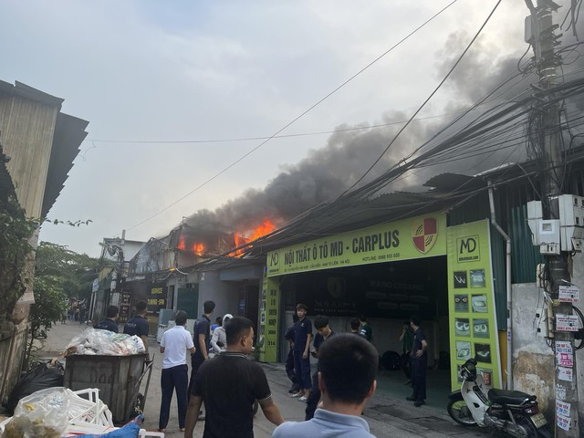Hà Nội: Cháy lớn tại gara ô tô, nhiều xe sang bị thiêu rụi - Ảnh 1.
