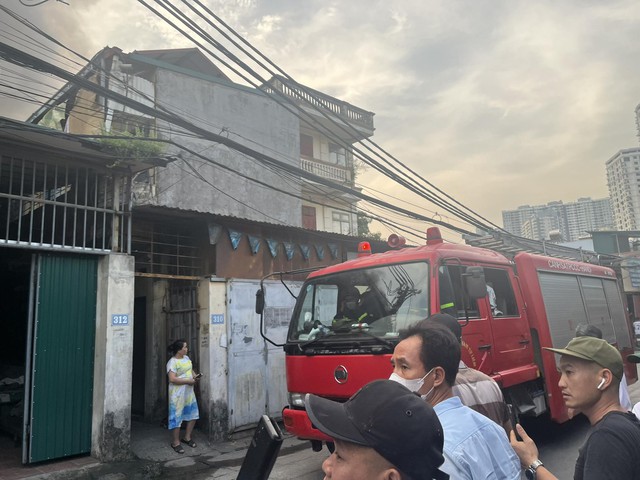 Hà Nội: Cháy lớn tại gara ô tô, nhiều xe sang bị thiêu rụi - Ảnh 2.