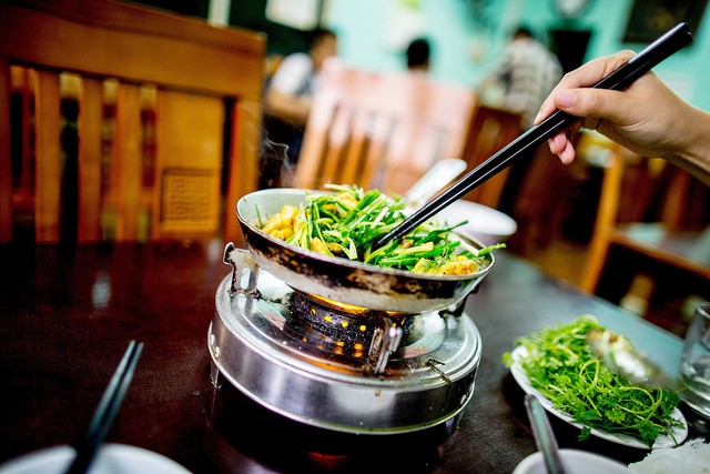 Báo Mỹ chỉ ra bí quyết ẩm thực đường phố Việt Nam khiến thực khách mê mẩn, các nhà hàng cũng không bì kịp - Ảnh 3.