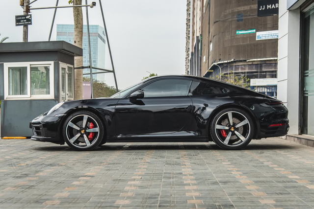 Dùng cuộn giấy dài bằng 6 tầng nhà đổi màu Porsche 911, người dán chia sẻ: 'Dễ hơn làm xe phổ thông' - Ảnh 1. Dùng cuộn giấy dài bằng 6 tầng nhà đổi màu Porsche 911, người dán chia sẻ: 'Dễ hơn làm xe phổ thông' - Ảnh 1.