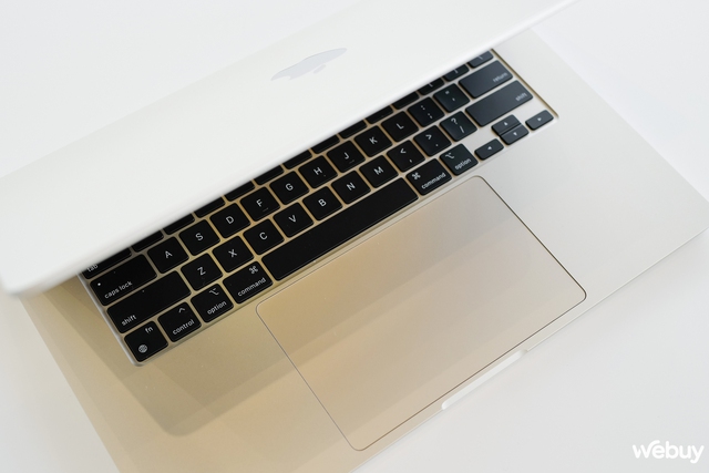 Ảnh thực tế chiếc MacBook 15 inch mỏng nhẹ nhất của Apple, giá chính hãng chỉ 32,99 triệu đồng - Ảnh 13.