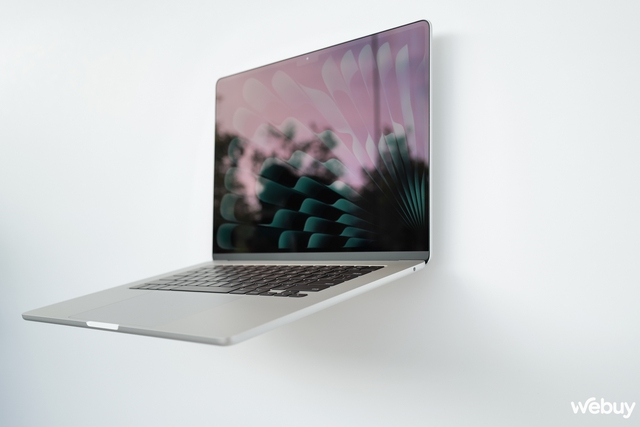 Ảnh thực tế chiếc MacBook 15 inch mỏng nhẹ nhất của Apple, giá chính hãng chỉ 32,99 triệu đồng - Ảnh 7.