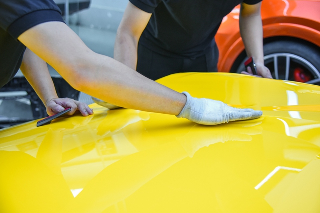 Dùng cuộn giấy dài bằng 6 tầng nhà đổi màu Porsche 911, người dán chia sẻ: 'Dễ hơn làm xe phổ thông' - Ảnh 7. Dùng cuộn giấy dài bằng 6 tầng nhà đổi màu Porsche 911, người dán chia sẻ: 'Dễ hơn làm xe phổ thông' - Ảnh 7.