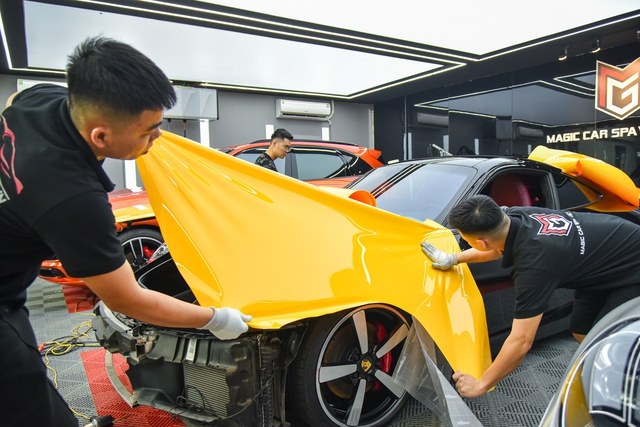 Dùng cuộn giấy dài bằng 6 tầng nhà đổi màu Porsche 911, người dán chia sẻ: 'Dễ hơn làm xe phổ thông' - Ảnh 3. Dùng cuộn giấy dài bằng 6 tầng nhà đổi màu Porsche 911, người dán chia sẻ: 'Dễ hơn làm xe phổ thông' - Ảnh 3.