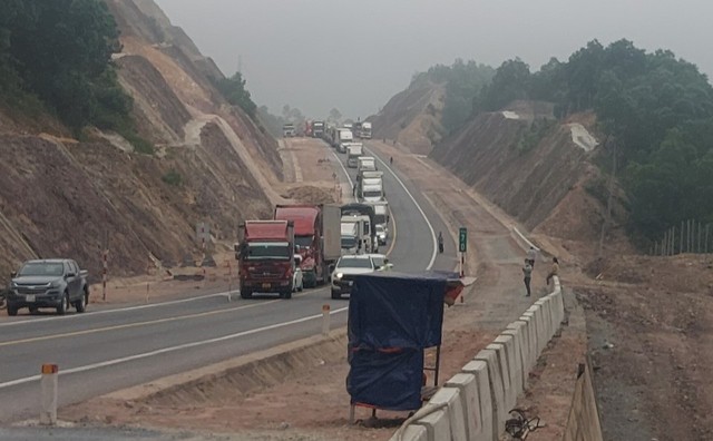 Hạn chế xe tải trọng trên 10 tấn vào cao tốc Cam Lộ - La Sơn  - Ảnh 1.