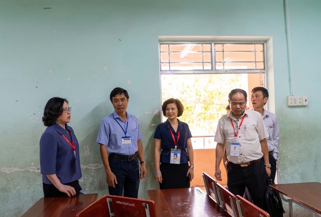 Bình Thuận: Thuê tàu để vận chuyển đề thi và 40 giáo viên ra coi thi tại đảo Phú Quý - Ảnh 2.