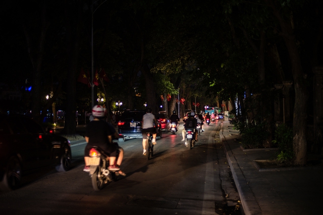 Cắt giảm tiêu thụ điện, đường phố Hà Nội &quot;chìm&quot; vào bóng tối - Ảnh 4.