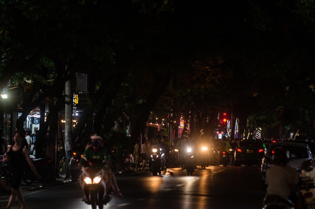 Cắt giảm tiêu thụ điện, đường phố Hà Nội &quot;chìm&quot; vào bóng tối - Ảnh 1.