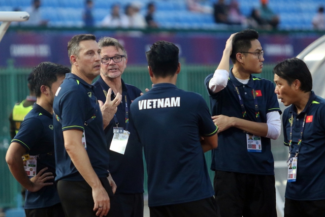 Tuyển Việt Nam lại nhận tin kém vui, HLV Troussier phải chia tay thêm một cầu thủ - Ảnh 2.