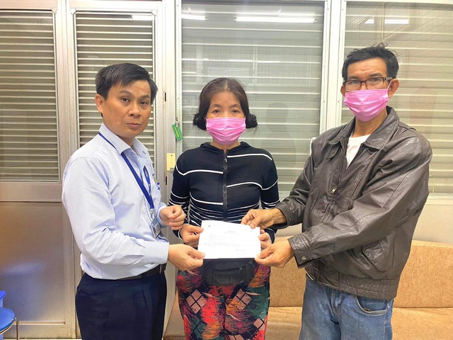 Hai anh em ngộ độc botulinum đã tỉnh táo nhưng vẫn còn thở máy, chuyển về bệnh viện tỉnh điều trị - Ảnh 1. Hai anh em ngộ độc botulinum đã tỉnh táo nhưng vẫn còn thở máy, chuyển về bệnh viện tỉnh điều trị - Ảnh 1.