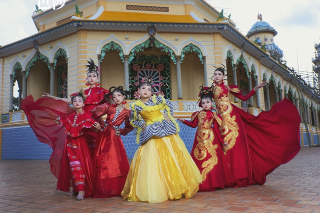 NTK Thạch Linh mang hình ảnh khăn rằn vào bộ sưu tập thời trang mới - Ảnh 1.
