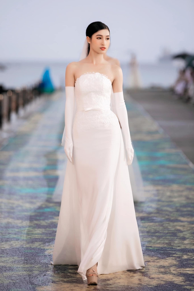 Bật mí đường catwalk trên biển hoành tráng tại sự kiện thời trang của Miss World Vietnam 2023 - Ảnh 8.