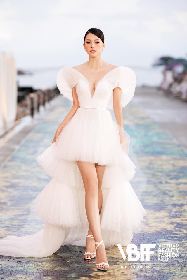 Bật mí đường catwalk trên biển hoành tráng tại sự kiện thời trang của Miss World Vietnam 2023 - Ảnh 7.