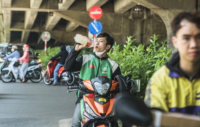 Hà Nội: Người lao động ngoài trời chật vật mưu sinh dưới nắng nóng gay gắt - Ảnh 6.