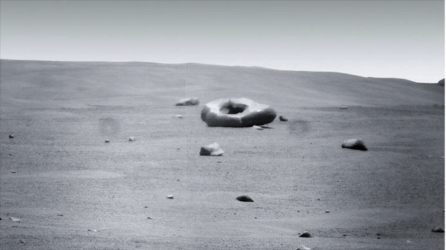 Tàu thăm dò NASA lại phát hiện vật thể hình thù kỳ lạ trên sao Hỏa, chuyên gia: 2 giả thuyết về nguồn gốc của nó - Ảnh 1.