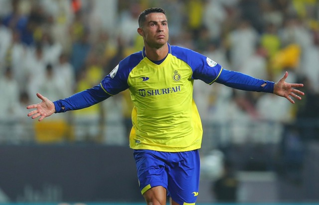 Những cầu thủ được trả lương cao nhất thế giới: Ronaldo xếp đầu tiên, bỏ túi số tiền gấp 4 lần Messi - Ảnh 7.