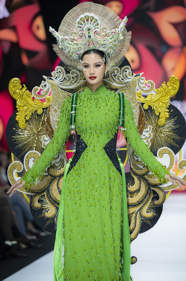 Hương Ly mở màn, Khánh Vân - Minh Tú làm vedette cho bộ sưu tập áo dài của Minh Châu - Ảnh 1.