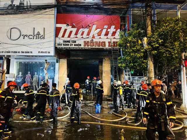 Quảng Trị: Cửa hàng bốc hỏa trong đêm, cảnh sát điều 9 xe chữa cháy dập lửa - Ảnh 5.