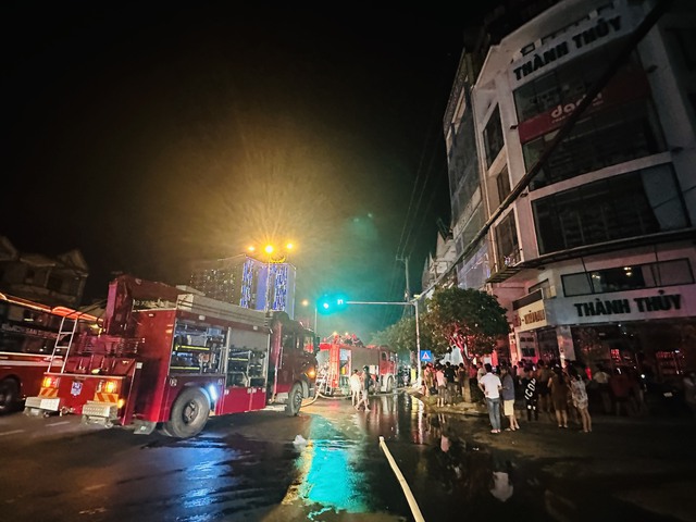 Quảng Trị: Cửa hàng bốc hỏa trong đêm, cảnh sát điều 9 xe chữa cháy dập lửa - Ảnh 2.