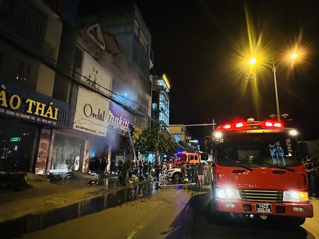 Quảng Trị: Cửa hàng bốc hỏa trong đêm, cảnh sát điều 9 xe chữa cháy dập lửa - Ảnh 3.