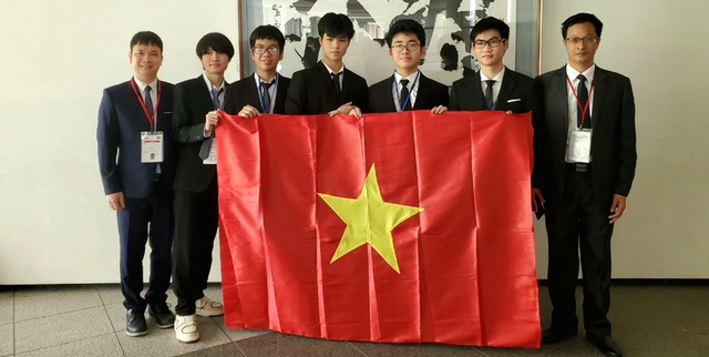 Cả 5 học sinh Việt Nam đoạt Huy chương Olympic Vật lí Quốc tế 2023 - Ảnh 1. Cả 5 học sinh Việt Nam đoạt Huy chương Olympic Vật lí Quốc tế 2023 - Ảnh 1.